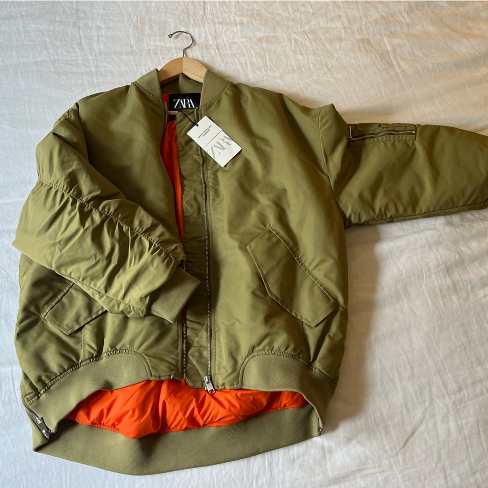 WATER REPELLENT OVERSIZED BOMBER
OLIVE GREEN